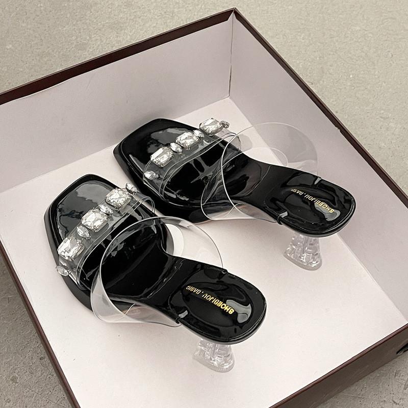 Модные универсальные шлепанцы на одно слово для женской летней носки 2025 новый прозрачный кристалл и зарубежные сексуальные босоножки на высоком каблуке