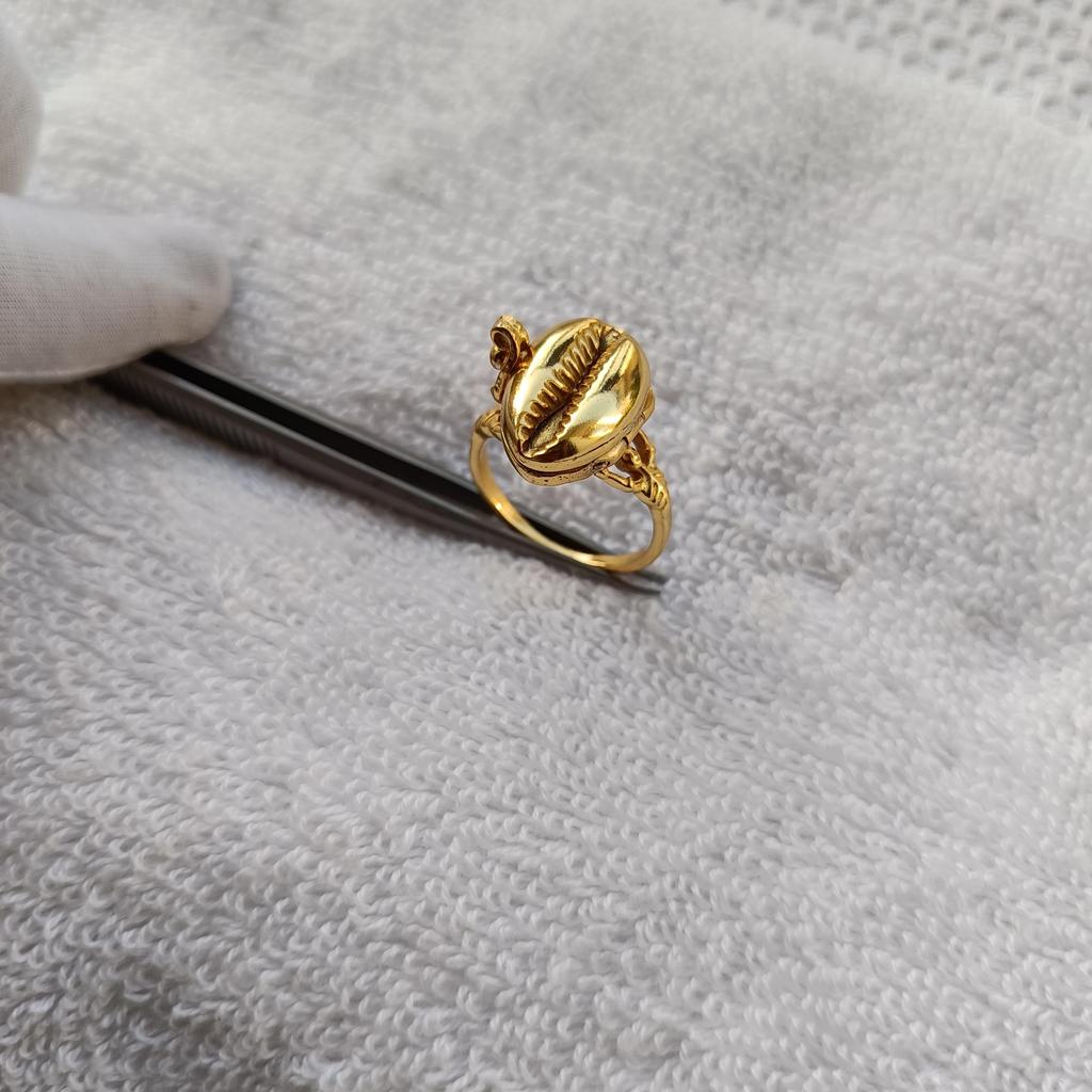 Кольцо с ядом в виде черепа из ракушек каури, кольцо с ядом из золота из ракушек каури, кольцо с ядом из ракушек ручной работы, кольцо с ядом в виде отделения для лекарств. Подарок для нее,