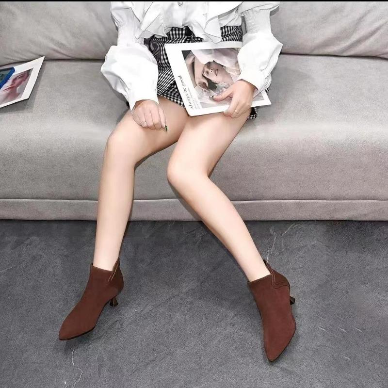 Мода 2024 года. Женские сапоги с острым носком. Сапоги на высоком каблуке. Дизайнерские женские сапоги на высоком каблуке в стиле вестерн. Комфортные сапоги в стиле ретро.