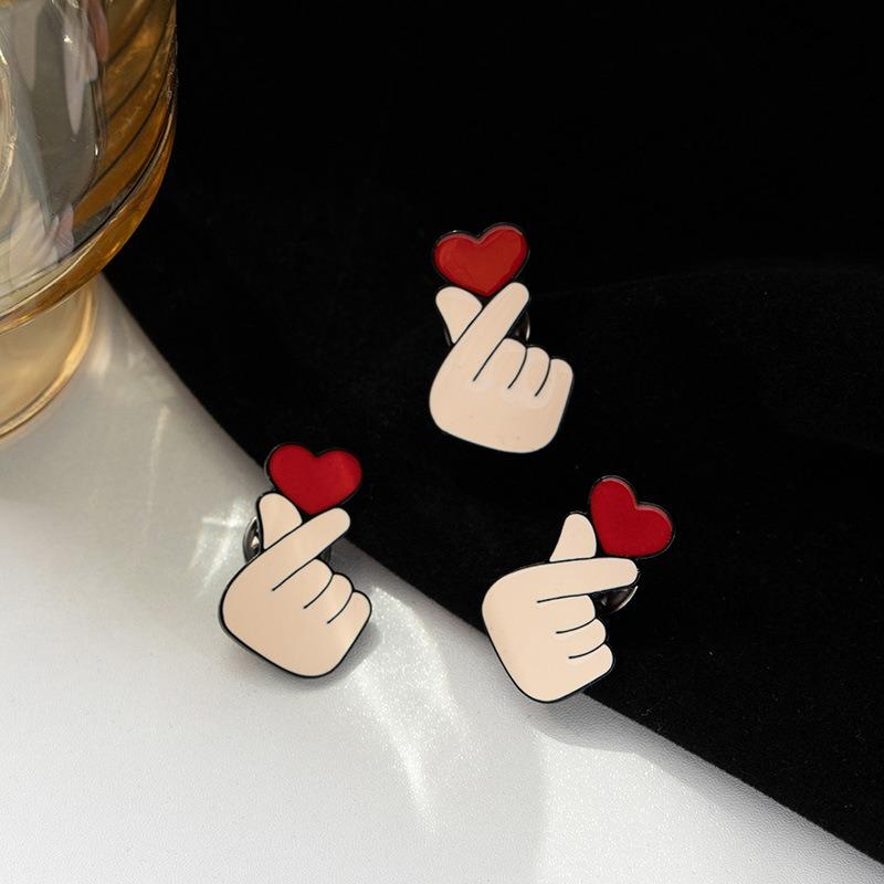 Elegant Creative Cute Finger Heart Brooch For Women Ladies