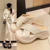 Новая толстая подошва с юбкой, выход в свет с передовым супервысоким чувством 2025 сандалии на танкетке шлепанцы женские летние уличные французский стиль