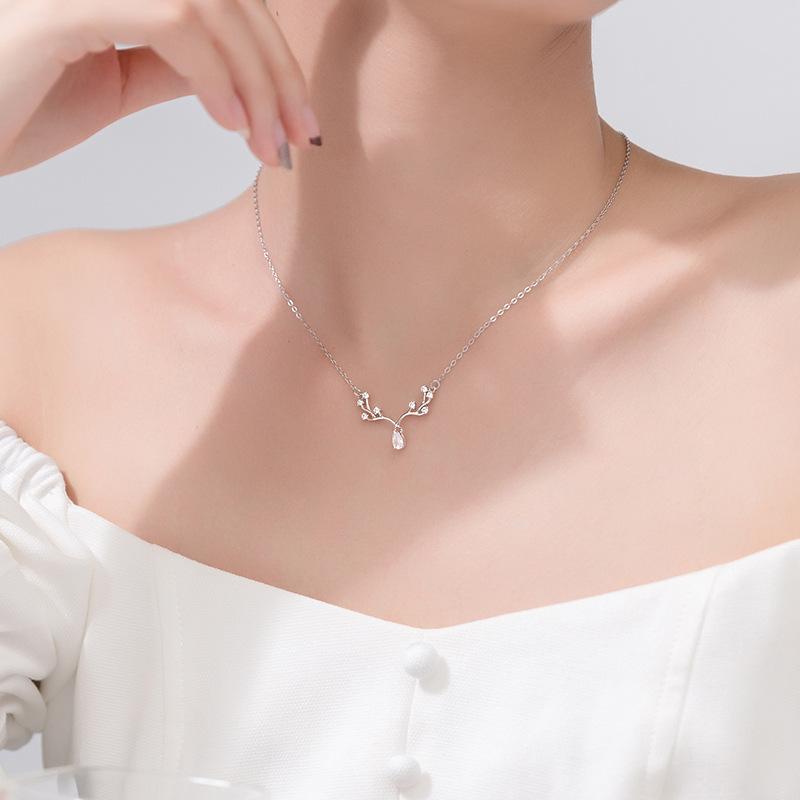 Simple Elk Necklace Feminine Personality Diamond Water Drops Small Antlers Clavicle Chain Christmas Pendant Necklace