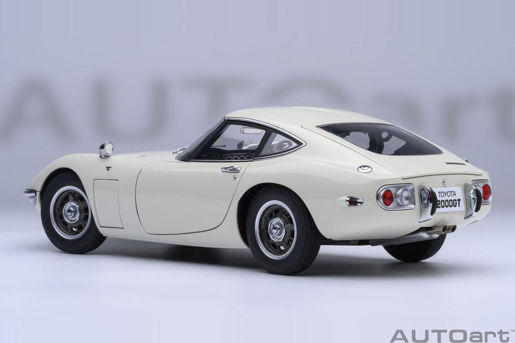 AUTOart Toyota 2000GT 1967 Готовая модель 79546 (белый)