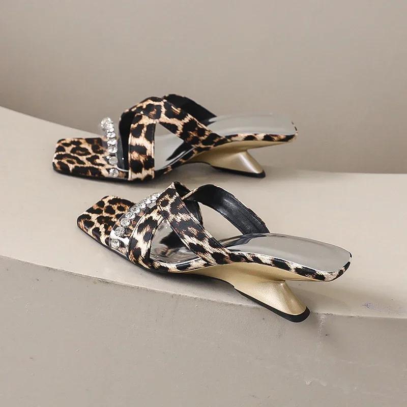Дизайнерские мюли леопардовые туфли на высоком каблуке женские сандалии для вечеринки с острым носком туфли для платья летние тапочки новые женские туфли-лодочки слайды
