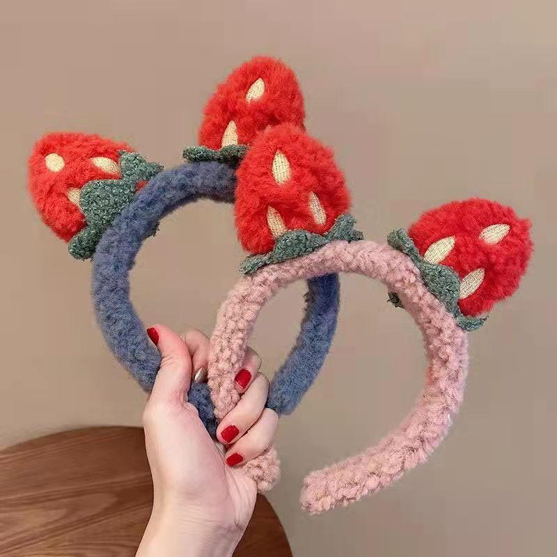 Очаровательная клубничная повязка на голову для макияжа и ухода за кожей