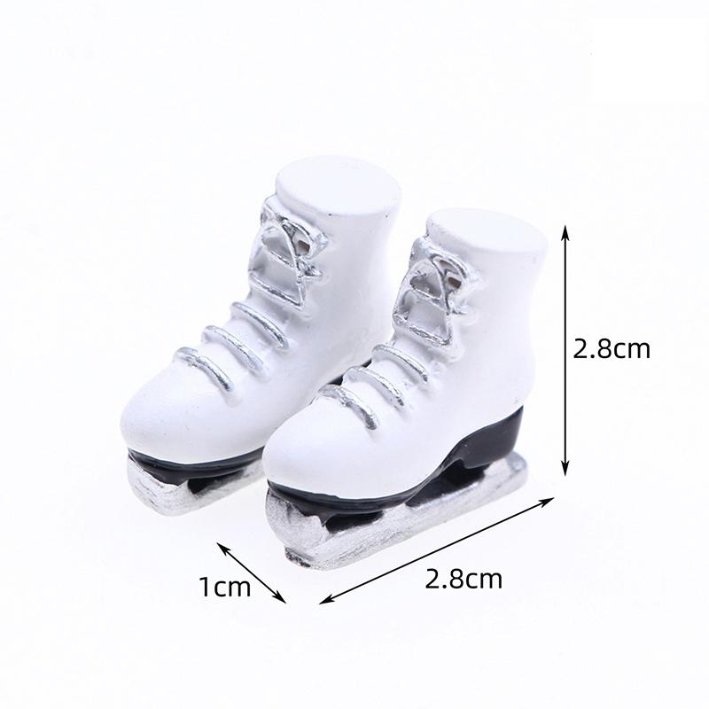 1Pairs Dollhouse Mini Simulation Skating Shoes Prop Model For Kid Doll Roller Skates Decorative Gift Kids Toy Doll Accessories