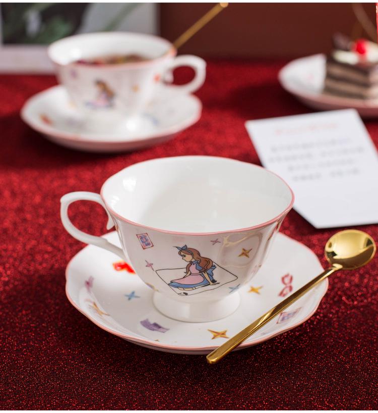 Кофейная чашка Алиса: Женский подарок на Новый год, День рождения, Свадьбу, Новоселье или для послеполуденного чая