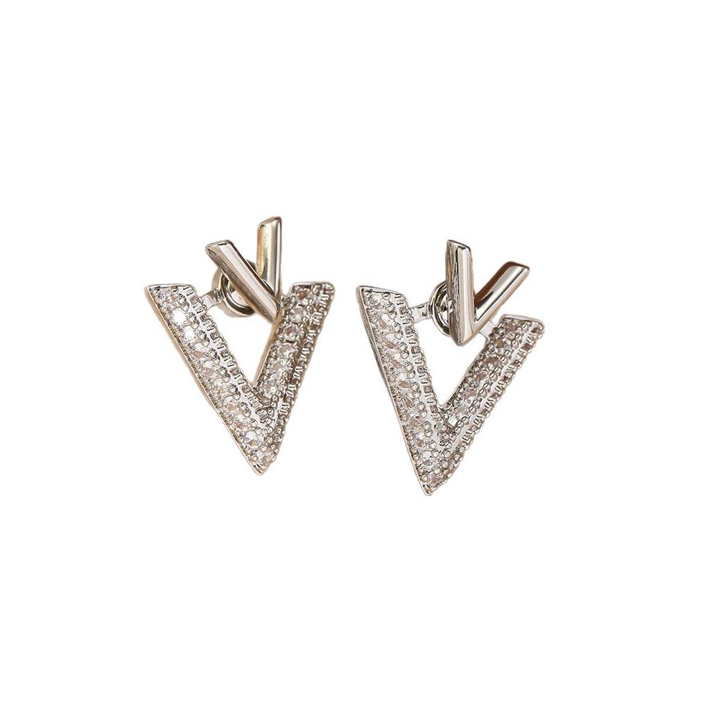 V Letter Stud Earrings, Women's Light Luxury Design, Simple and Exquisite Feeling, Wearing Triangular Cold Wind Earrings Before and After