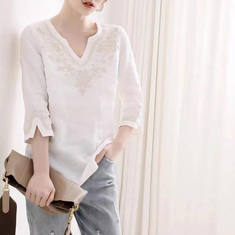 Летняя рубашка из хлопка и льна с V-образным вырезом и вышивкой для женщин с нишевым дизайном, легкая белая рубашка свободного кроя с семью рукавами для женщин