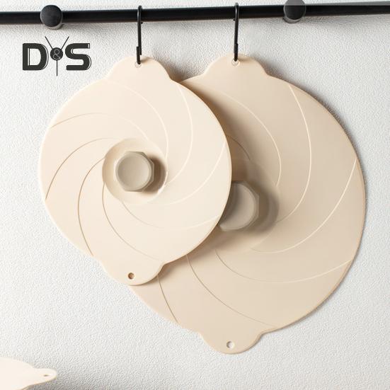 Простая в использовании крышка для защиты от разливов. Термостойкая, удобная крышка для сохранения свежести пищевого качества.