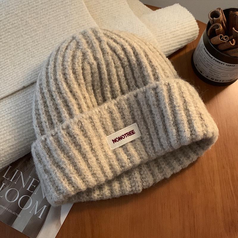 Женская вязаная шерстяная шапка синего цвета на осень/зиму 2024 года — свободный крой, утягивающий дизайн, теплая защита ушей