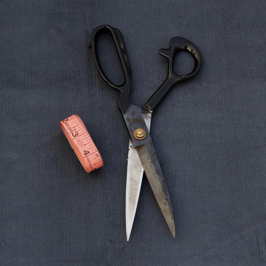 Мягкая вельветовая ткань темно-серого цвета - 100% хлопок, плотность 350 г/м², ширина 150 см.