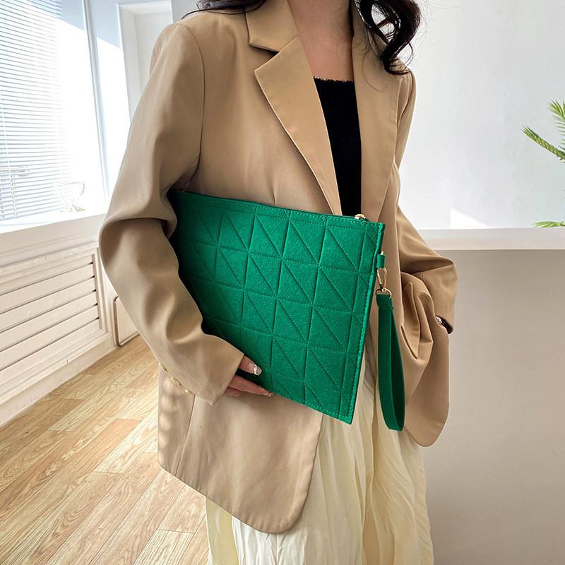 Стильная винтажная сумка-конверт для женщин черного, зеленого, фуксии и хаки цветов. Идеально подходит для повседневных весенних нарядов.