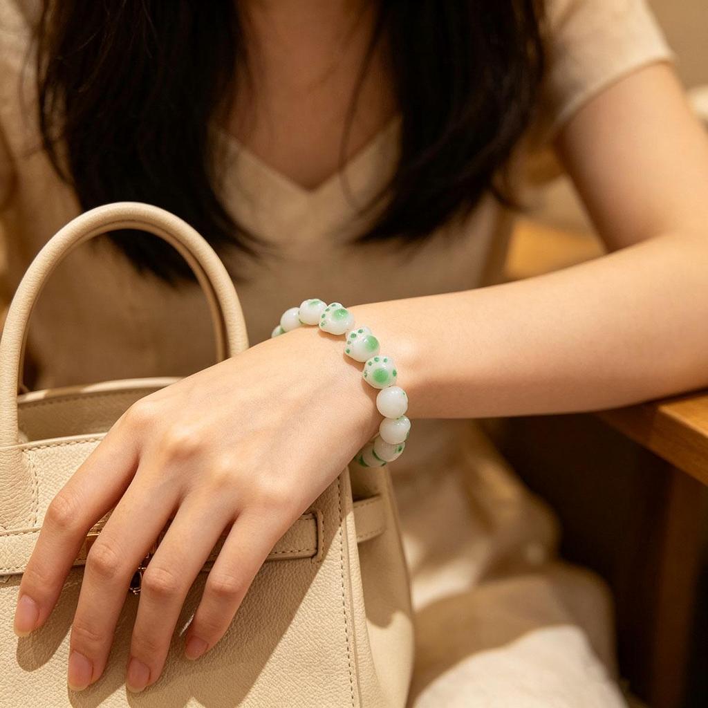 Fresh and cute green cat paw bracelet, gradient color, student-friendly, trendy, stress-relief accessory