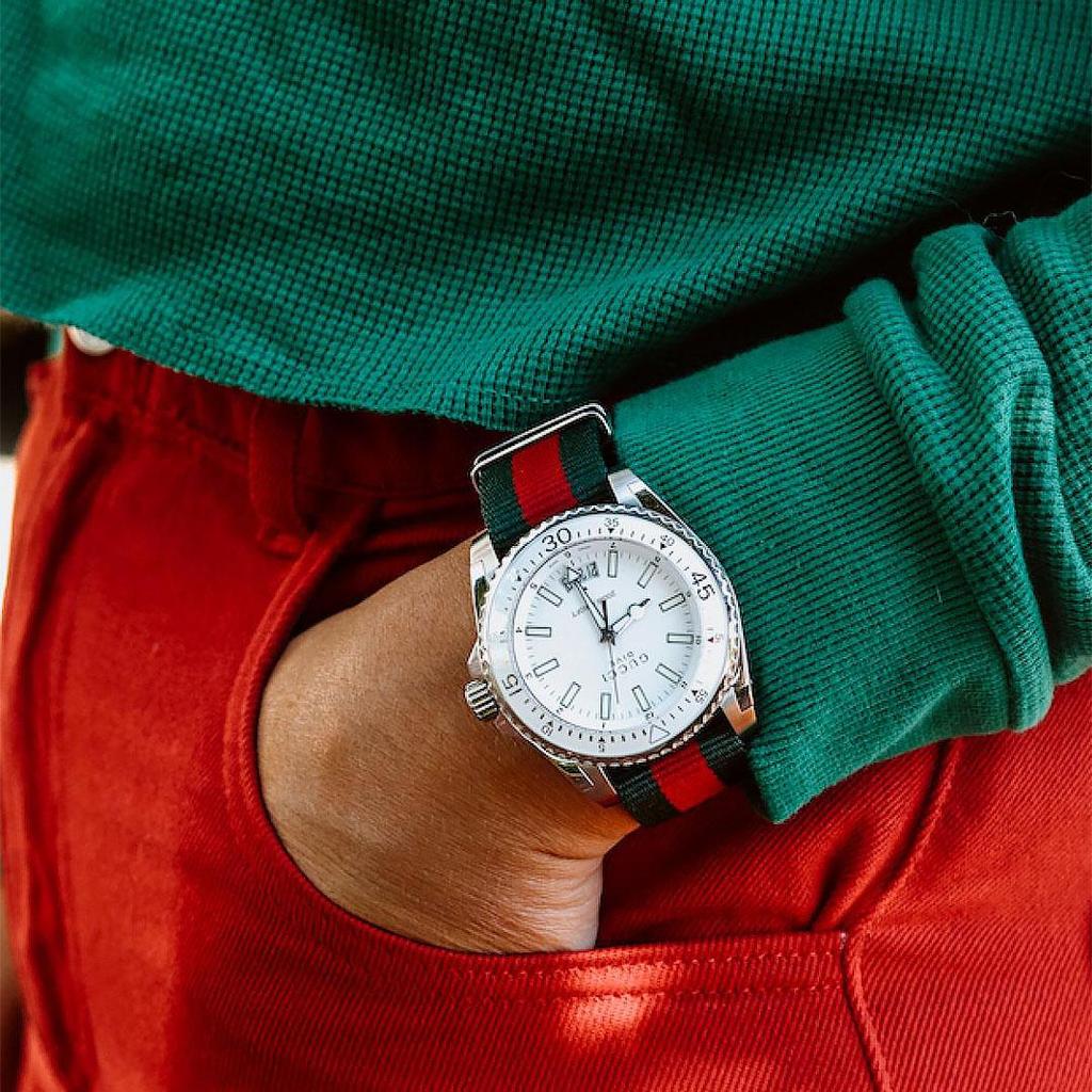 Gucci YA136207 Dive мужские часы с белым циферблатом