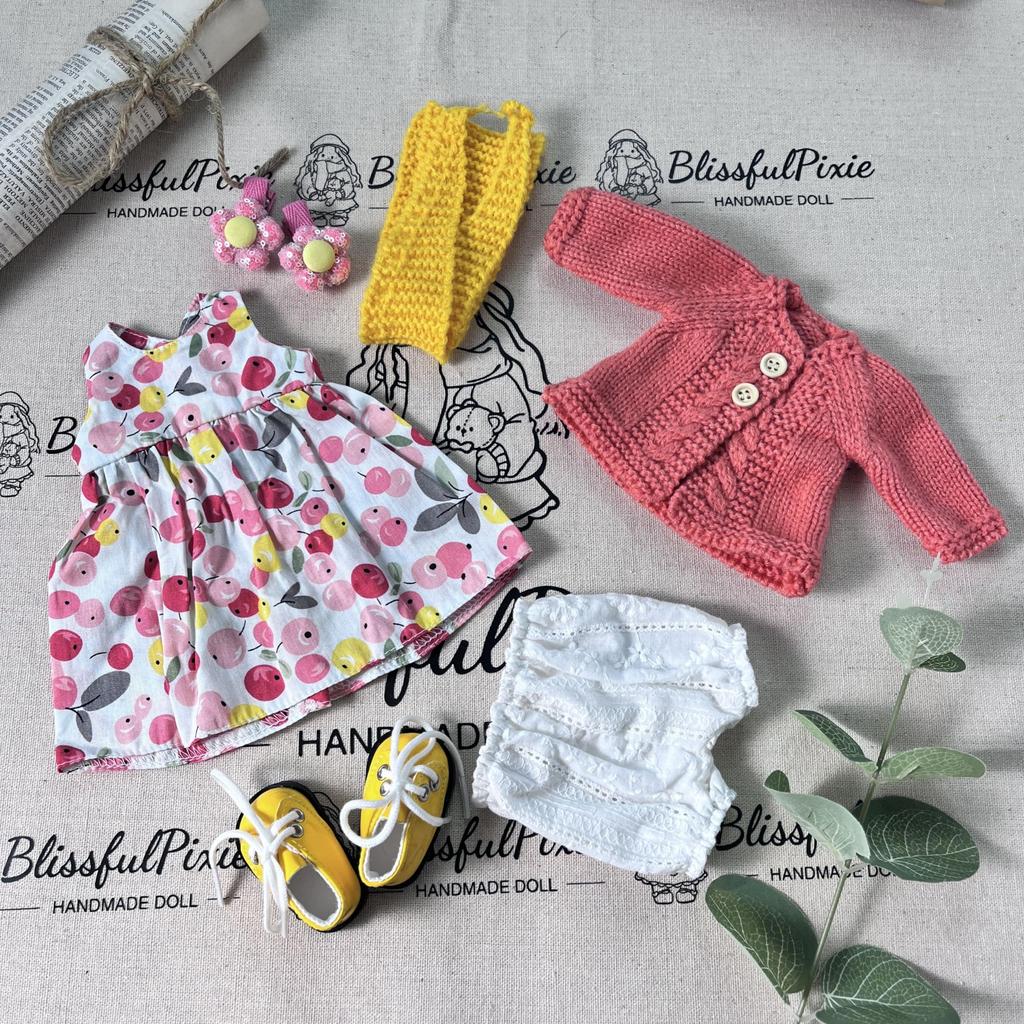 BlissfulPixie Ручная работа Одежда для кукол Вальдорф 30 см Набор одежды в красивой коробке - Рождественский подарок на день рождения для девочки - Аксессуары для одежды от Hrabinella