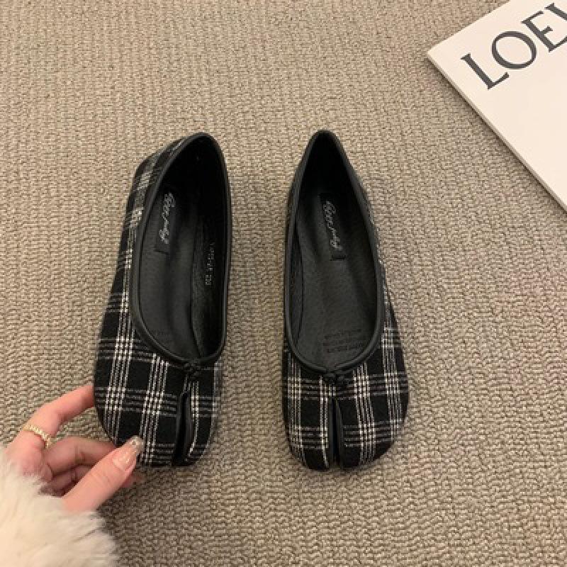 Корейские красные туфли-жабы с раздвоенным носком: Летние балетки на мягкой подошве для женщин