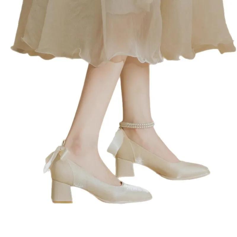 2025С туфлями-лодочками на среднем каблуке с квадратным носком и жемчугом для женщин в продаже Молодежная акция Весенняя мода Свадебная обувь для невесты