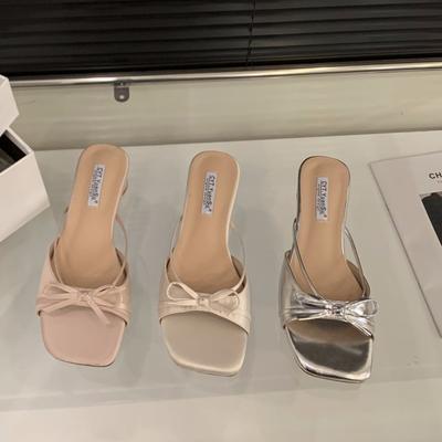 Туфли на толстом каблуке с бантом, французские маленькие крутые тапочки, сказочная обувь для улицы, 2025 новый летний юбочный стиль, серебристые сандалии