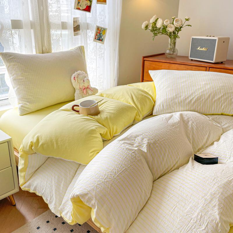 Минималистичный комплект постельного белья из стиранного хлопка: Трехпредметный комплект для общежитий, включает простыню, пододеяльник и четыре наволочки