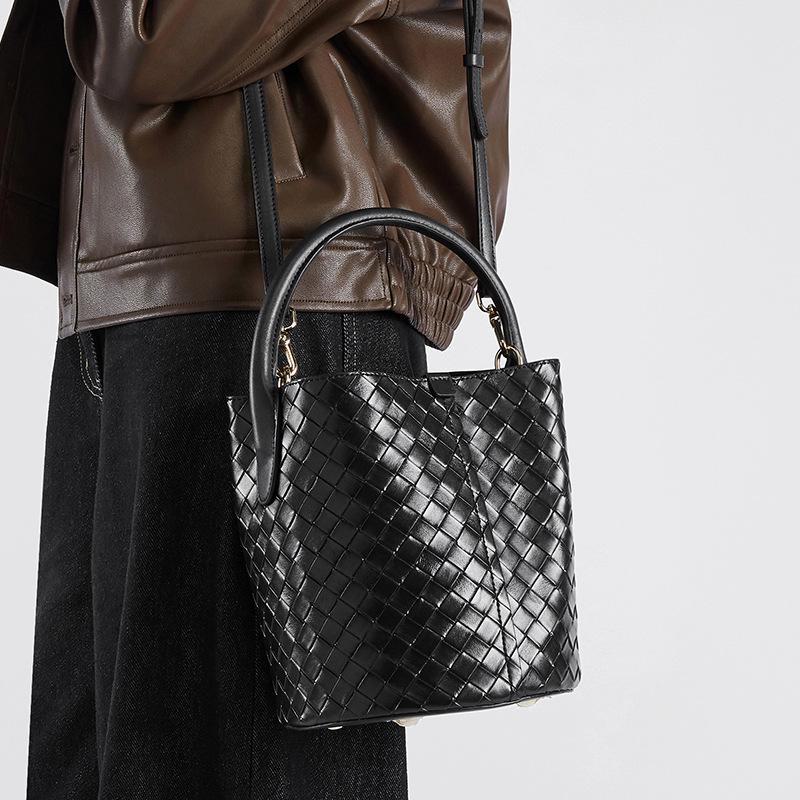 2024 Высококачественные женские универсальные плетеные сумки-ведра из натуральной кожи