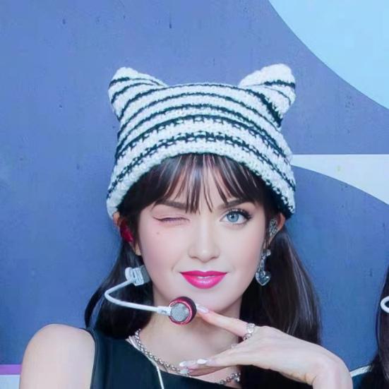 Зимняя женская шапка-кошечка с контрастными полосками и звездами, меховой шарик, декор в виде демона, ветрозащитная эластичная противоскользящая теплая шапка