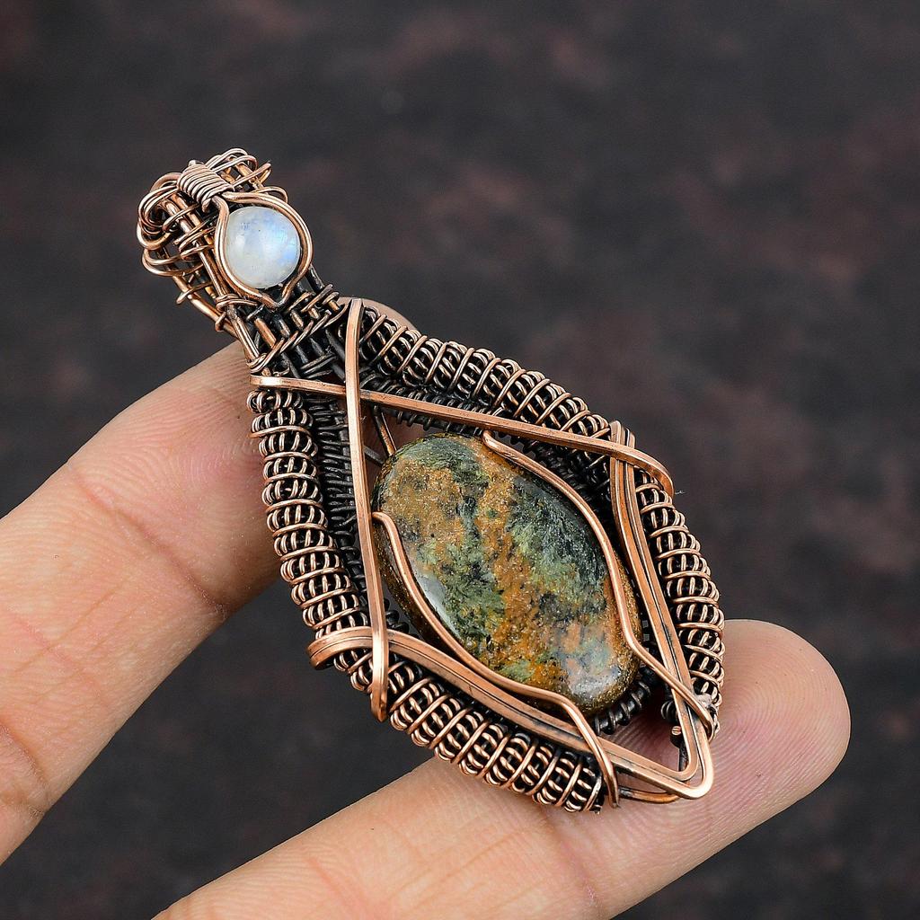 Спессартин Гранат в известняке Кулон Медная проволока Ювелирные изделия в обертке Радужный лунный камень Ювелирные изделия из драгоценных камней Медный кулон ручной работы Подарок для него