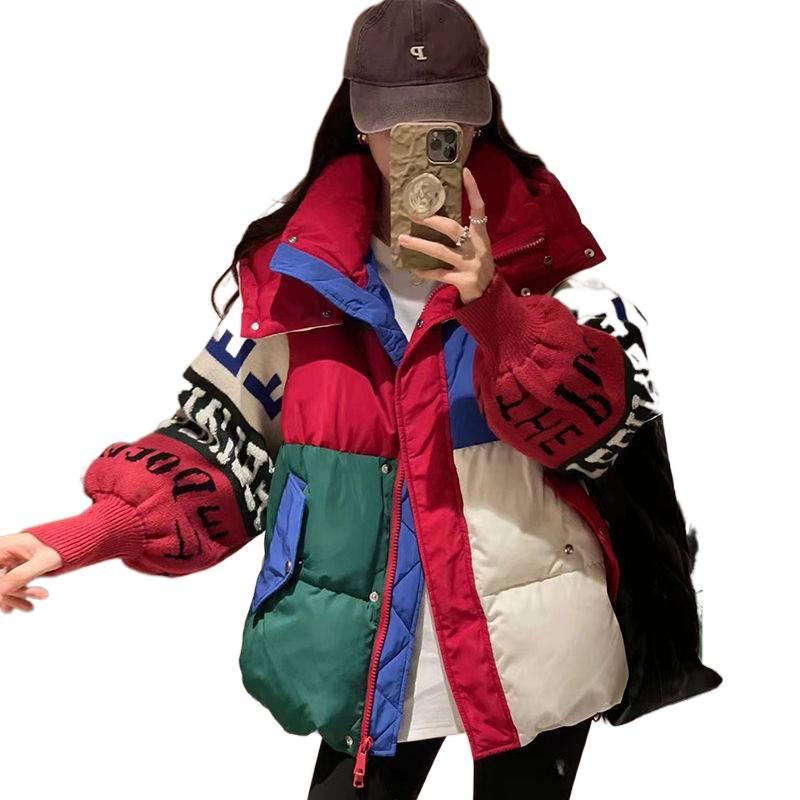 Женское зимнее хлопковое пальто - Куртка с капюшоном в стиле колор-блок с вязаными рукавами и дизайном с буквами
