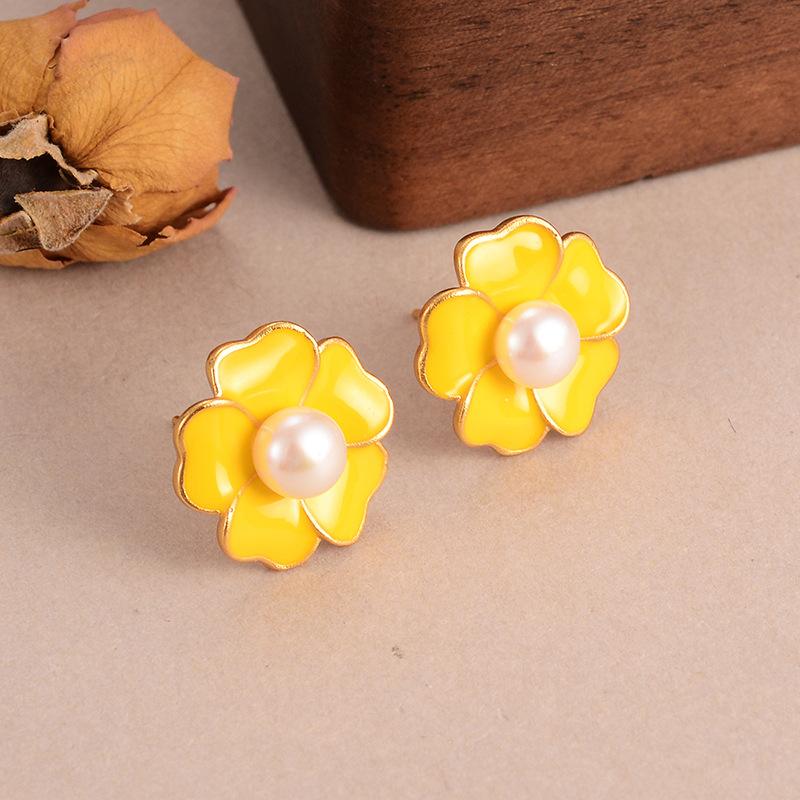 Natural pearl flower earrings are simple, small, fresh and high-end multi-color studs, versatile and high-end temperament earrings, women