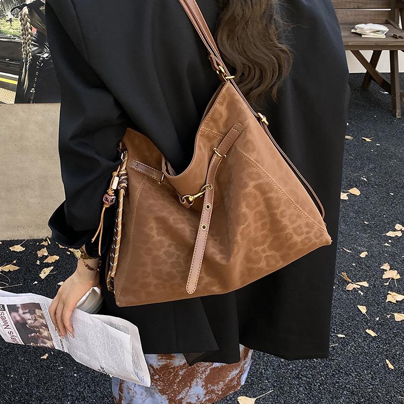 Вместительная сумка-ведро для поездок на работу, женская, нишевый дизайн 2025, новая сумка через плечо, многофункциональный рюкзак в корейском стиле