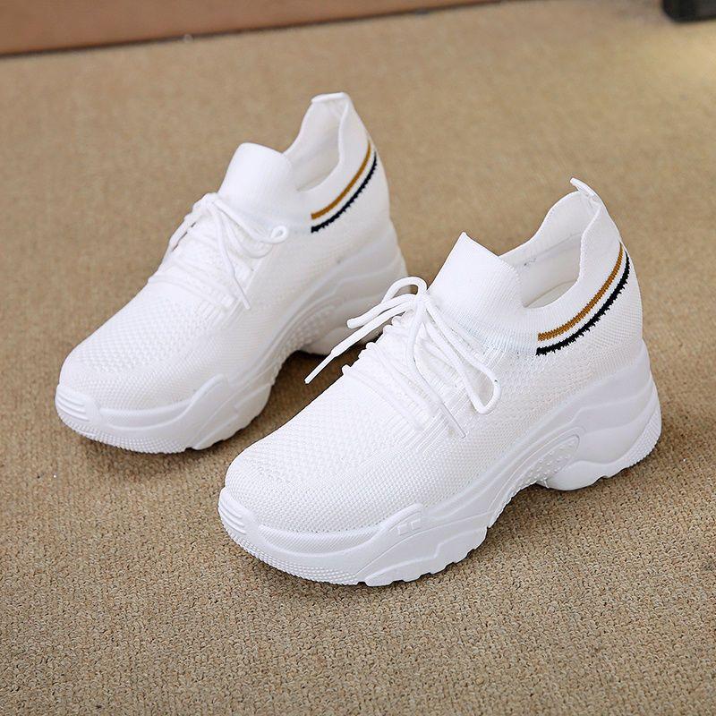 Летняя дышащая женская внутренняя повышающая высота повседневная спортивная обувь для улицы 2024 года, новая сетчатая толстая подошва повышающая высота спортивная обувь