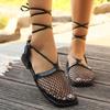 Модные новые летние женские сандалии с закрытым носком на плоской подошве для женщин на открытом воздухе на шнуровке в римском стиле модные туфли с сетчатой платформой и перекрестными шнурками на плоской подошве