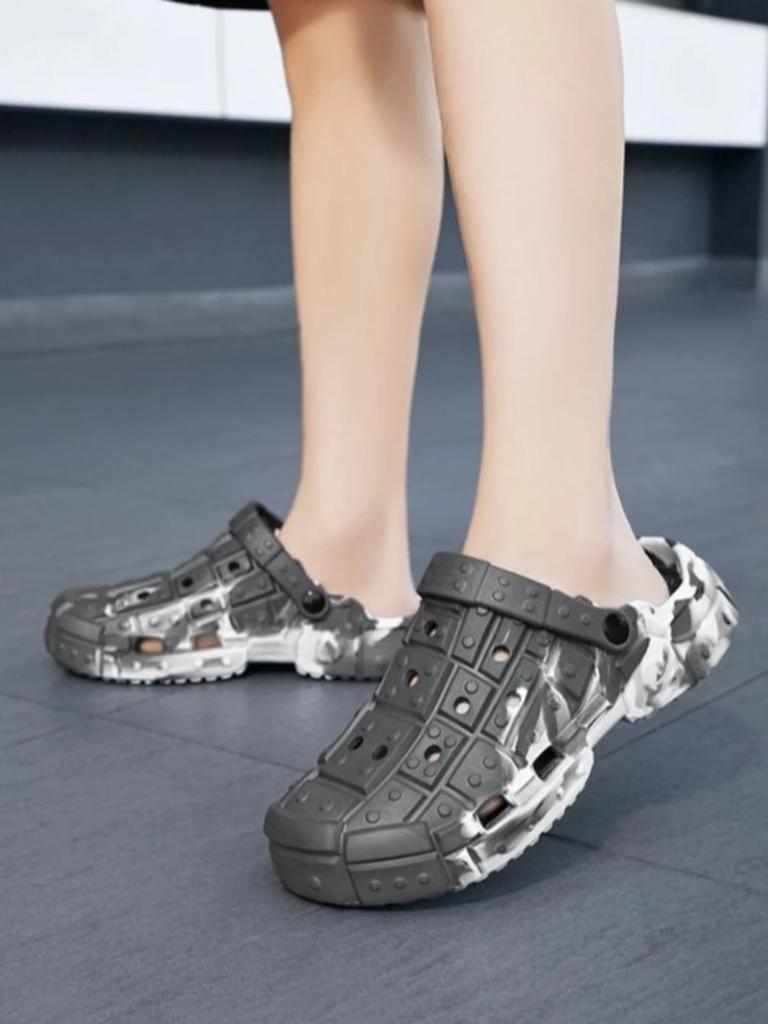 Модные дырявые мужские туфли платформа пляжные дешевые туфли ликвидация шлепанцы тренд 2025 удобные шлепки модные низкая цена Y2k мужские тапочки