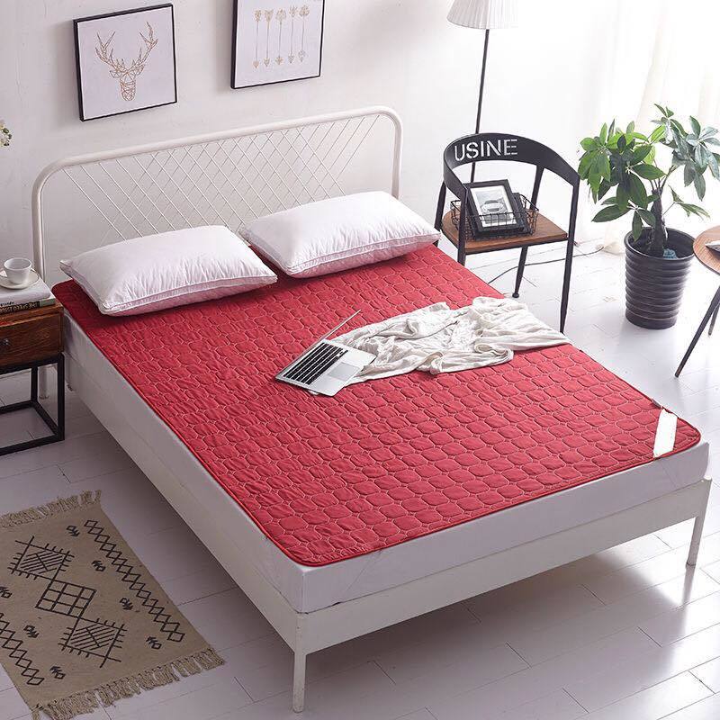 Простыни Four Seasons, двойные матрасы размера «queen-size», нескользящие защитные накладки, которые можно стирать в машине.