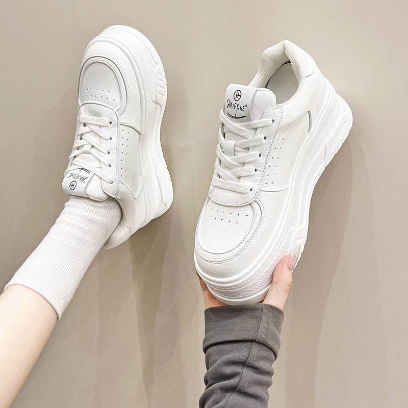 Маленькие белые туфли на толстой подошве «Бисквит», женские кожаные универсальные весенние новые повседневные дышащие кроссовки на высоком каблуке, женская обувь