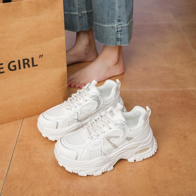 Белые кроссовки на платформе White Dew для женщин, новинка 2025 года, сетчатые дышащие серебристые спортивные туфли кэжуал на танкетке 7 см