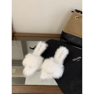 Осенью и зимой 2025 года новые модели будут носить женские пушистые туфли на тонком каблуке с острым носком, а также плюшевые и однопедальные