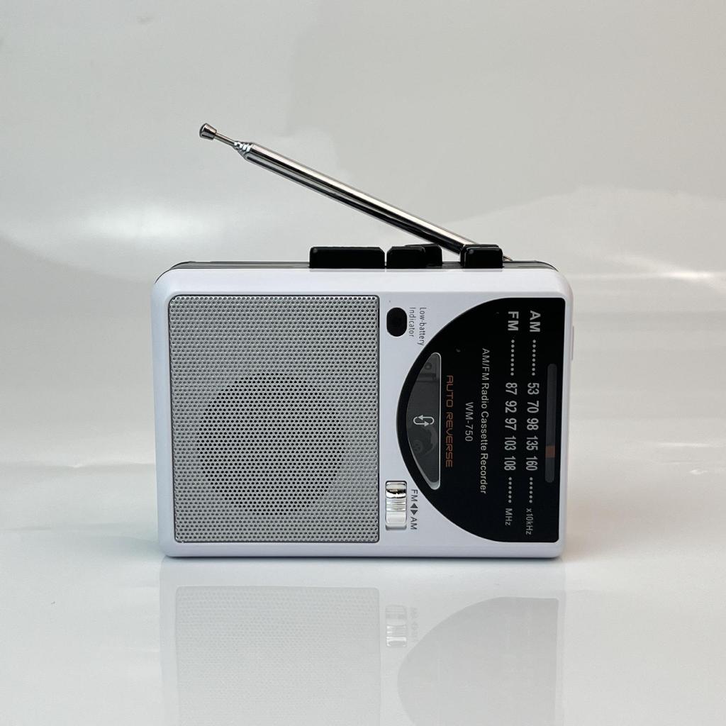 Портативный кассетный плеер Walkman со встроенным динамиком и многодиапазонным радио для прослушивания и воспроизведения на английском языке. Идеально подходит для студентов.
