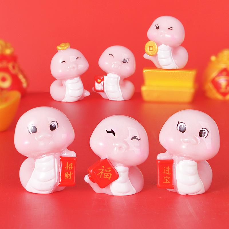 Новогодний декоративный мультяшный змей Года Маленький декоративный предмет для привлечения богатства и удачи Смола ручной работы