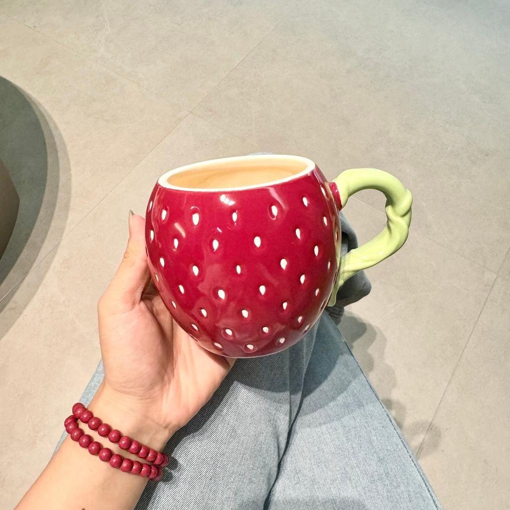 Кружка с клубникой и крышкой, высококачественная креативная чашка, керамическая кружка для воды, нишевый дизайн, подарок на день рождения, сувенир