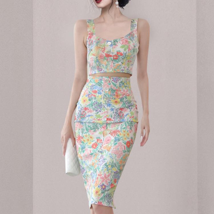 Комплект из двух частей в корейском стиле: облегающий топ на бретелях-спагетти и юбка с высокой талией с принтом