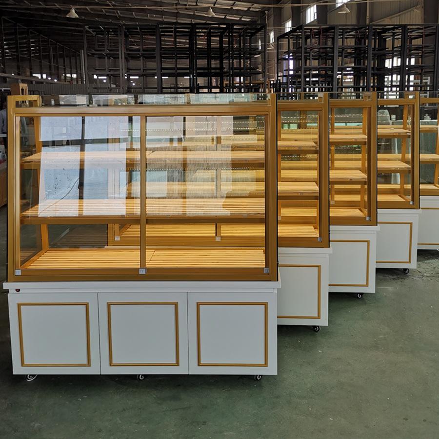 В наличии кондитерская витрина: Остров из массива дерева и кованого железа с ящиками для хлеба, выпечки и жареных продуктов