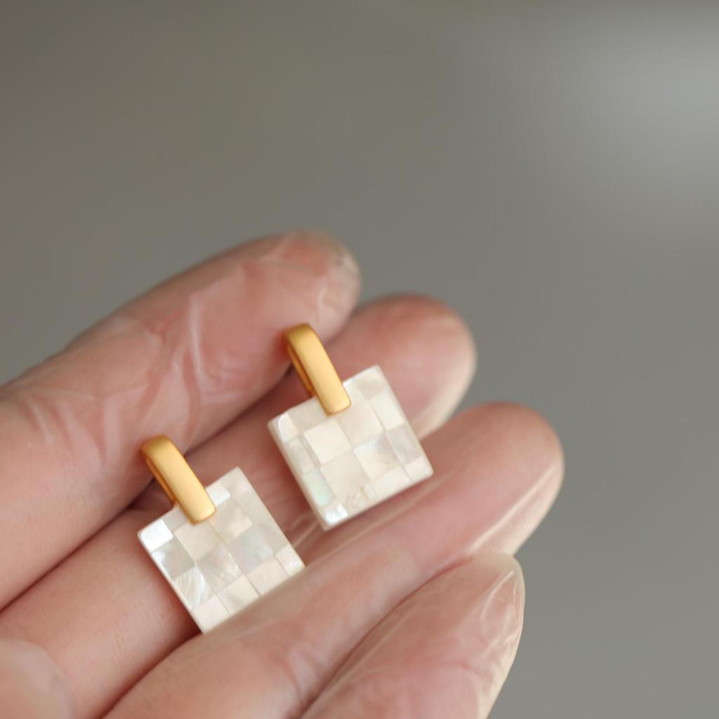 Серьги-пусеты из серебра 925 пробы с белой перламутровой бабочкой, универсальные, для офиса