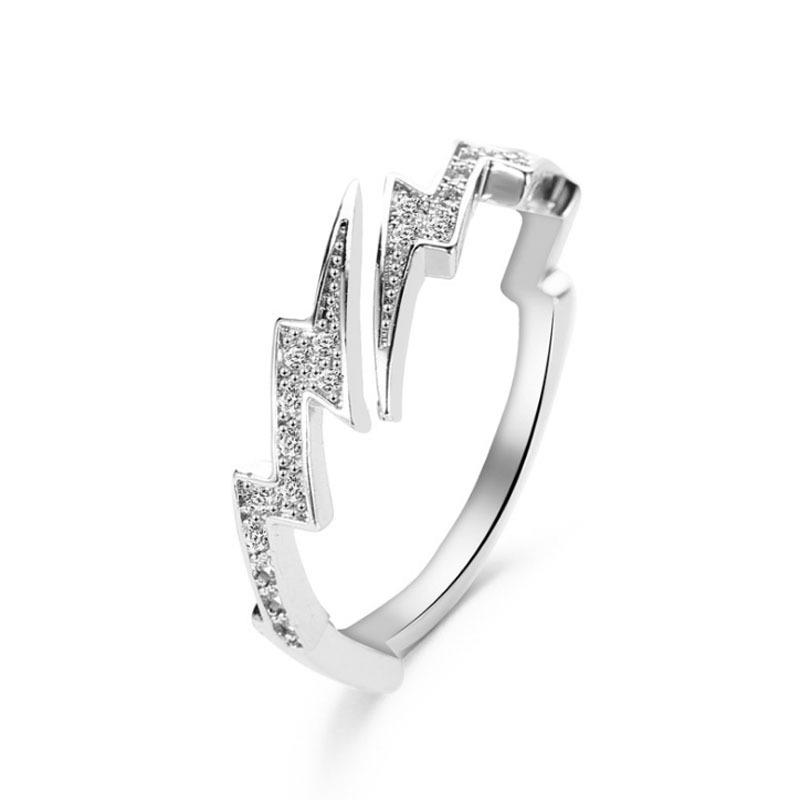 Открытое кольцо в корейском стиле с цирконами неправильной геометрической формы в виде молнии