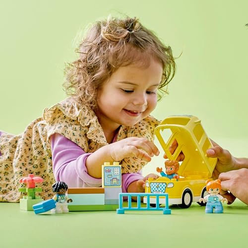 Игрушка LEGO Duplo Город Школьный автобус, отличный подарок на дни рождения, Рождество и развивающие игрушки для мальчиков и девочек от 1,5, 2 и 4 лет. Идеально для ролевых игр