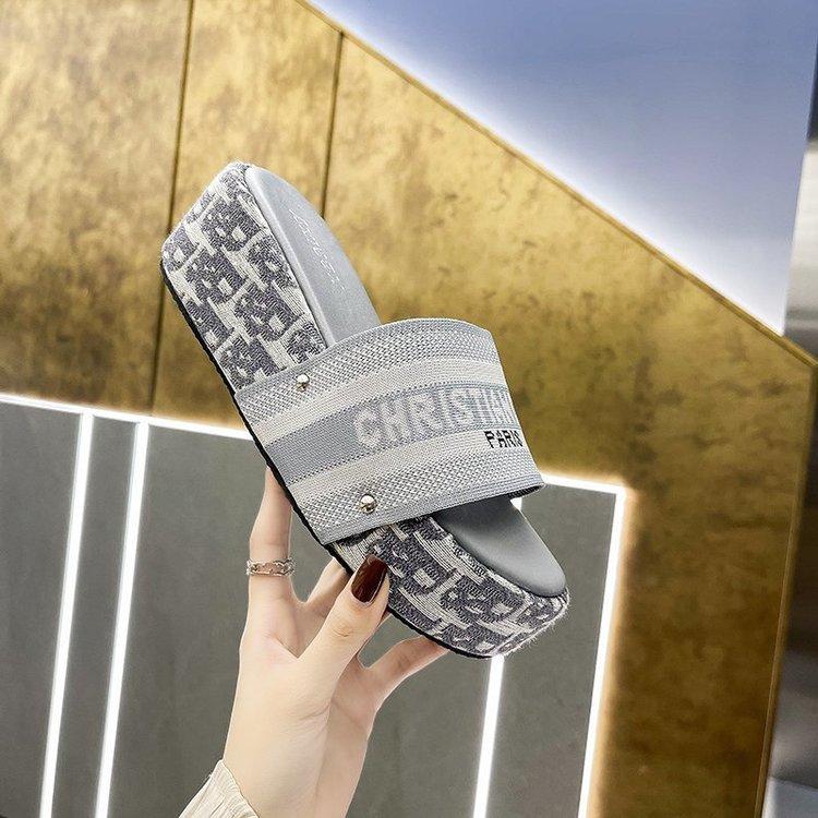 Тапочки с вышивкой из импортных товаров женские 2024 года, новые модные сандалии с толстым дном и одним иероглифом, пляжные сандалии с толстым дном для женщин, лето