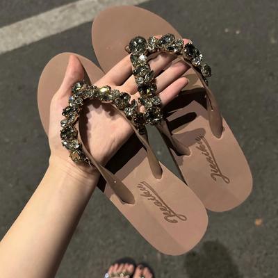 Мода SUOJIALUN 2025 Лето Новый Бренд Женские Тапочки Мода Блестящие Кристаллы Слипоны Вьетнамки Обувь Мягкий Плоский Каблук Платье Слайды Сандалии