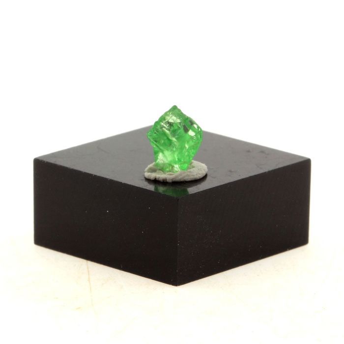 Pierres et Minéraux. Grenat Tsavorite. 0.64 ct. Merelani Hills, Lelatema Mts, Tanzanie.