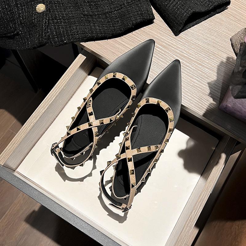 Модные женские туфли на плоской подошве 2025 Новая весенне-осенняя модель Остроносые С перекрестными ремешками и заклепками Женские туфли больших размеров