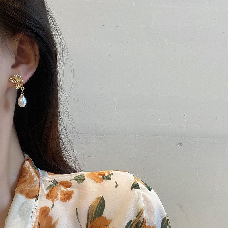 Silver Needle Hollow Butterfly Pearl Earrings Women's Unique Niche Design Earrings Light Luxury High-end Earrings